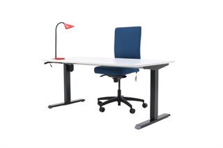 Kontorsæt med bordplade i hvid, stelfarve i sort, rød bordlampe og blå kontorstol